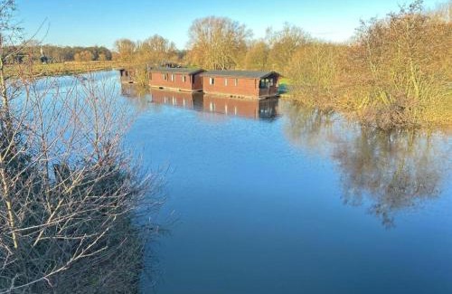 Smallburgh Boat Rental | Hickling Broads Lodge Houseboat