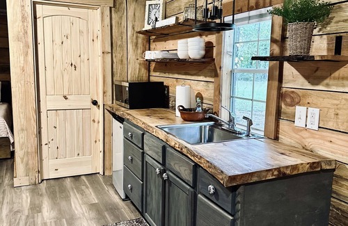 Cedar Bluff Cabin | Hickory Cabin @ Little River Hideout - Cozy tiny home right on Little River
