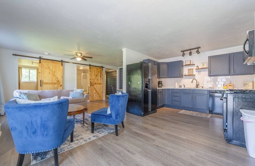 Douglas House | Hickory Cottage: Cozy 2-Bedroom in Douglas, MI, close to beaches, downtown, antiques and more!*