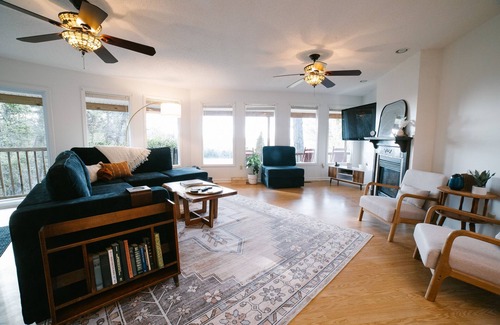 Bluff City House | Hickory Hill Round House: Indoor POOL, mins from South Holston River, with view