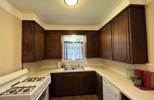Texarkana Cottage | Hickory House - 4 Bedrooms - Sleeps Up To 8