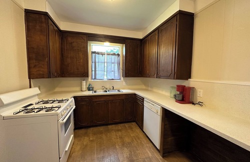 Texarkana Cottage | Hickory House - 4 Bedrooms - Sleeps Up To 8
