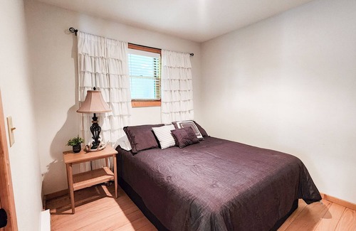 Davis County Cabin | Hickory Lake Getaway- Cozy Cabin Overlooking a Private Lake