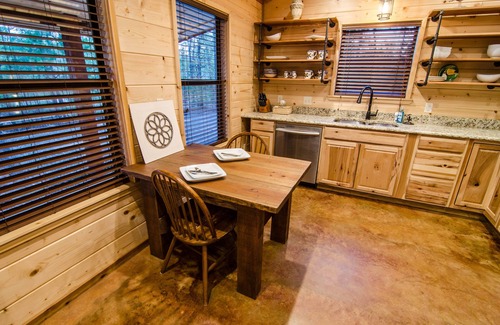 Broken Bow Cabin | Hickory Moon - 1 Bedroom Couples Cabin near Beavers Bend Park