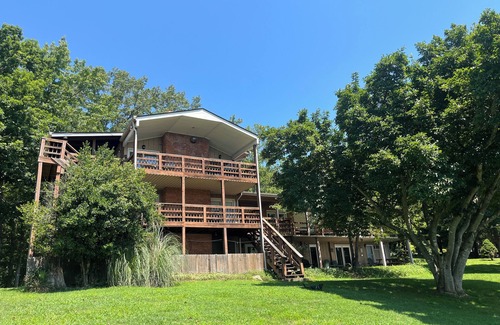 Smith Mountain Lake House | Hickory Point on Smith Mtn Lake! Beautiful House the whole family will love!