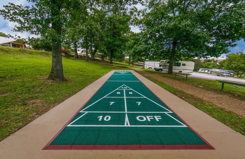 Branson Condo | HICV Holiday Hills Resort studio unit Friday check-in