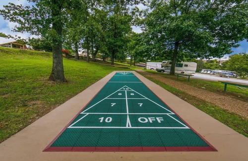 Branson Condo | HICV Holiday Hills Resort studio unit Saturday check-in