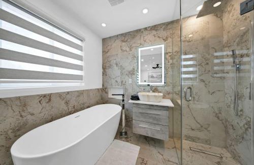 Birch Cliff House | Hidden 3BR Gem with Workspace, Fast wifi and Parking