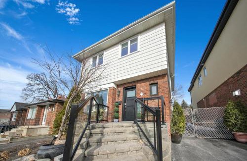 Birch Cliff House | Hidden 3BR Gem with Workspace, Fast wifi and Parking