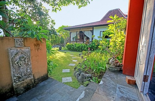 Dalung House | Hidden 4 Bedroom Joglo Historical Home, Large garden, Natural Eco living!