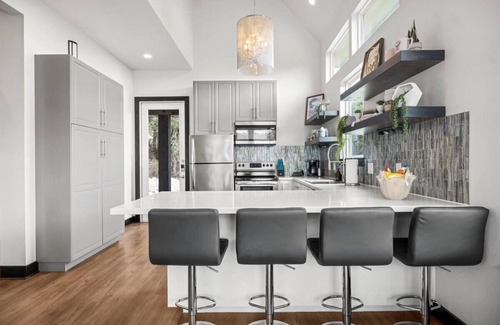 Spicewood House | Hidden Butterfly 3 bedroom home- Lake Travis with Hot Tub