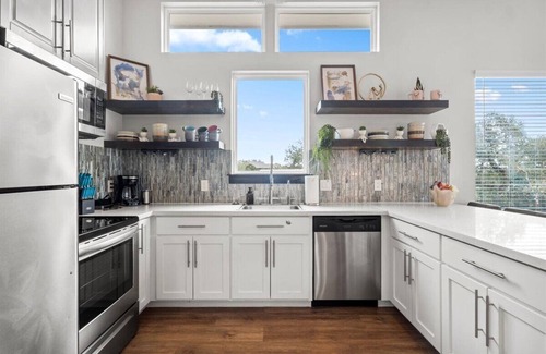 Spicewood House | Hidden Butterfly 3 bedroom home- Lake Travis with Hot Tub