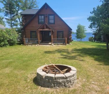 Oscoda House | Hidden Cove - Beauty On The Lake!