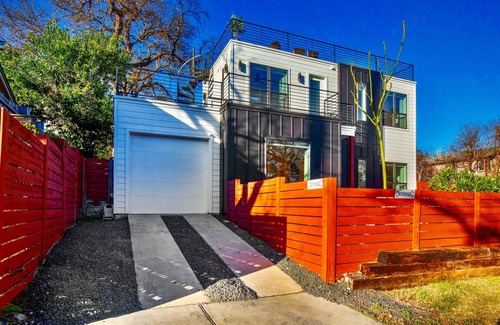Swede Hill House | Hidden Downtown Gem- SwimSpa&FreeParking& Rooftop DT View; Walk2 Moody&UT&6th St