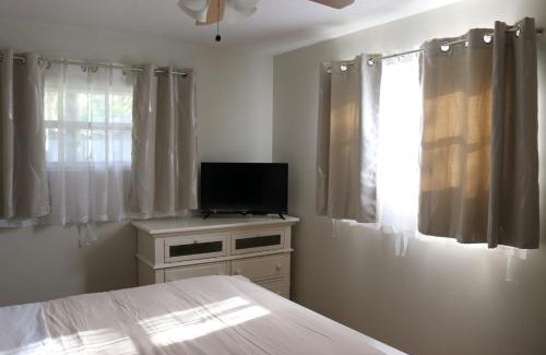 Lakeland Apartment | Hidden Emerald-Apartment with Kitchen and Laundry