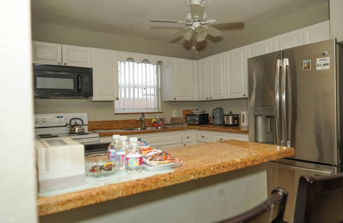 Lauderdale Lakes House | HIDDEN GEM! 5BR/3B family-friendly and laundry