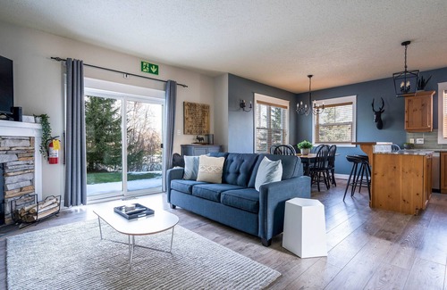 The Blue Mountains Condo | Hidden Gem! Amazing end unit town home