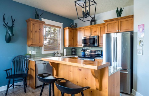 The Blue Mountains Condo | Hidden Gem! Amazing end unit town home
