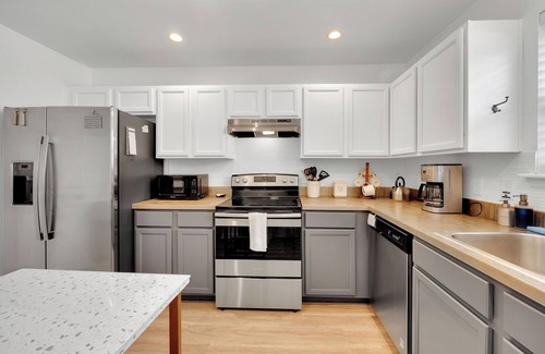 Jacksonville Beach House | {Hidden Gem} Beach Home, Steps to Ocean, 6 Bikes. Complete Kit for the beach