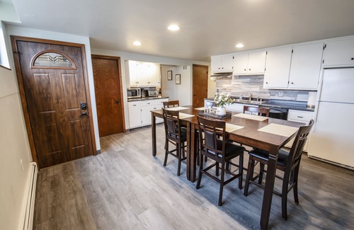Ashwaubenon House | Hidden Gem! Beautiful Lower Level Townhome-1 mile from Lambeau
