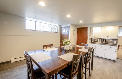 Ashwaubenon House | Hidden Gem! Beautiful Lower Level Townhome-1 mile from Lambeau