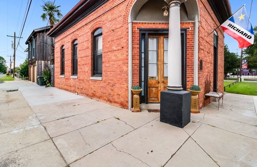 Scott House | Hidden Gem! Beautiful, Historic Renovated Bank in DT Scott, Minutes to Lafayette