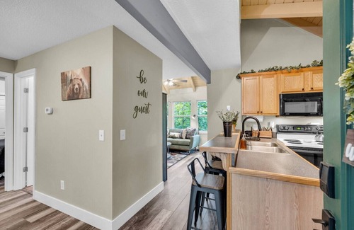 Helen Cabin | Hidden Gem Cabin: Dog friendly, cozy cabin nestled in the heart of Helen, GA
