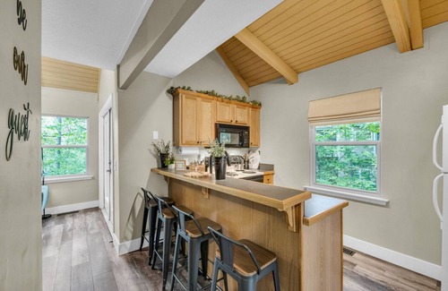 Helen Cabin | Hidden Gem Cabin: Dog friendly, cozy cabin nestled in the heart of Helen, GA