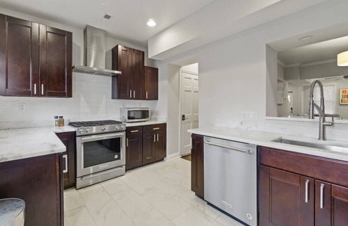 Barney Circle House | Hidden Gem@Capitol Hill, 4BDR,2.5BA , 2 Blocks to Metro - DowntownDC, DCA, IAD