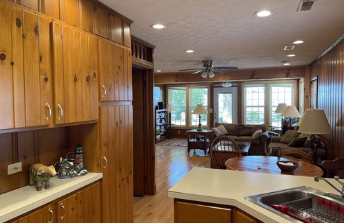 Vermilion House | HIDDEN GEM - COZY 1 BEDROOM LAKEFRONT HOME/COTTAGE