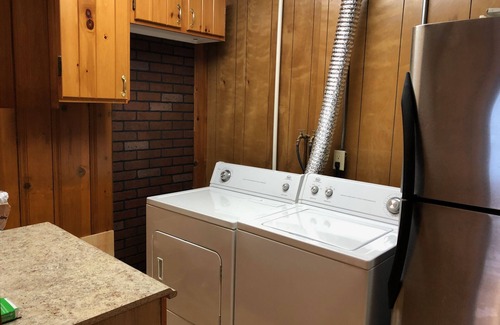 Vermilion House | HIDDEN GEM - COZY 1 BEDROOM LAKEFRONT HOME/COTTAGE