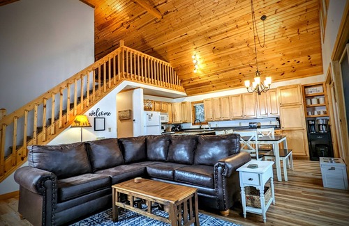 Pine River Cabin | Hidden Gem - Cozy Private Chalet on Full Rec Lake!