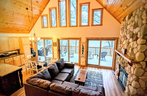 Pine River Cabin | Hidden Gem - Cozy Private Chalet on Full Rec Lake!