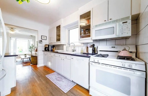 Edmonton House | Hidden Gem Home-HotTub-Firetable-King Bed-BBQ/Deck