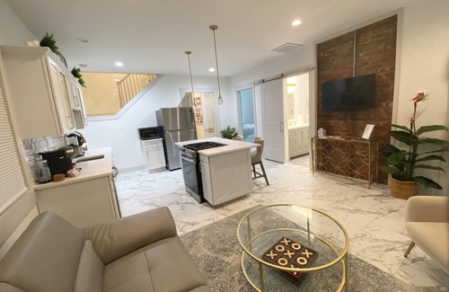 Clifton Apartment | Hidden Gem in plain sight! Adorable 3 Bdrm Duplex near Hospitals & Universities.