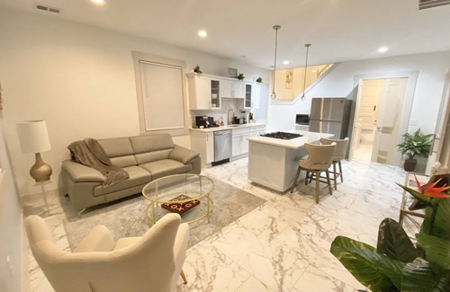 Clifton Apartment | Hidden Gem in plain sight! Adorable 3 Bdrm Duplex near Hospitals & Universities.