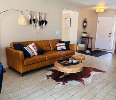 North Mountain House | Hidden gem in the Hidden Hills Mini Golf- Pool-Hot Tub-RV parking-EV charger