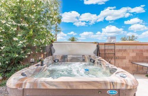 North Mountain House | Hidden gem in the Hidden Hills Mini Golf- Pool-Hot Tub-RV parking-EV charger