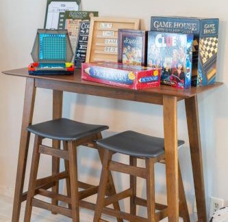 North Mountain House | Hidden gem in the Hidden Hills Mini Golf- Pool-Hot Tub-RV parking-EV charger