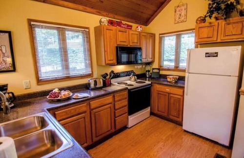 Skyland Cabin | Hidden Gem in the mountains w/hot tub