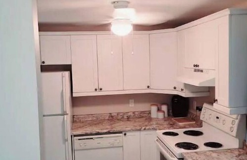 St. Charles Cottage | Hidden Gem Lakehouse. W/Hot tub. Pet Friendly. Sleeps 7. Lake front.