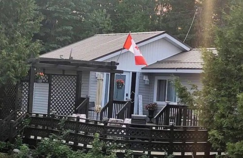 St. Charles Cottage | Hidden Gem Lakehouse. W/Hot tub. Pet Friendly. Sleeps 7. Lake front.