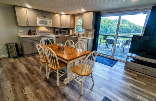 South Byron Cottage | Hidden gem on a private lake - serene, senic and superb!nn