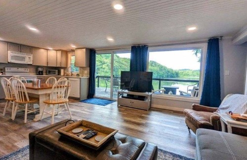 South Byron Cottage | Hidden gem on a private lake - serene, senic and superb!nn