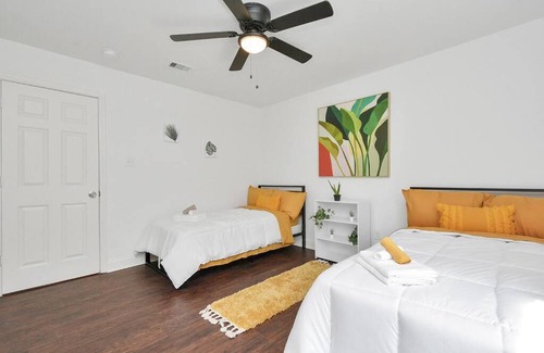 Southeast Houston Villa | Hidden Gem Safari Home w/Backyard Near Midtown