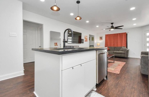 Southeast Houston Villa | Hidden Gem Safari Home w/Backyard Near Midtown