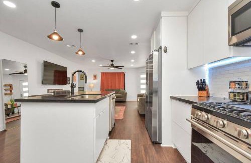 Southeast Houston Villa | Hidden Gem Safari Home w/Backyard Near Midtown