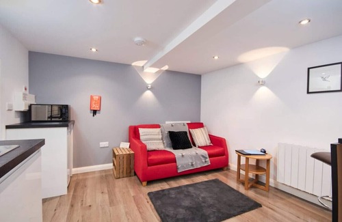 Kegworth Apartment | Hidden Gem w/Mini Courtyard & Free Gym/Pool Access