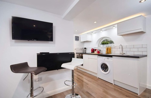 Kegworth Apartment | Hidden Gem w/Mini Courtyard & Free Gym/Pool Access