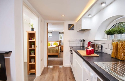 Kegworth Apartment | Hidden Gem w/Mini Courtyard & Free Gym/Pool Access
